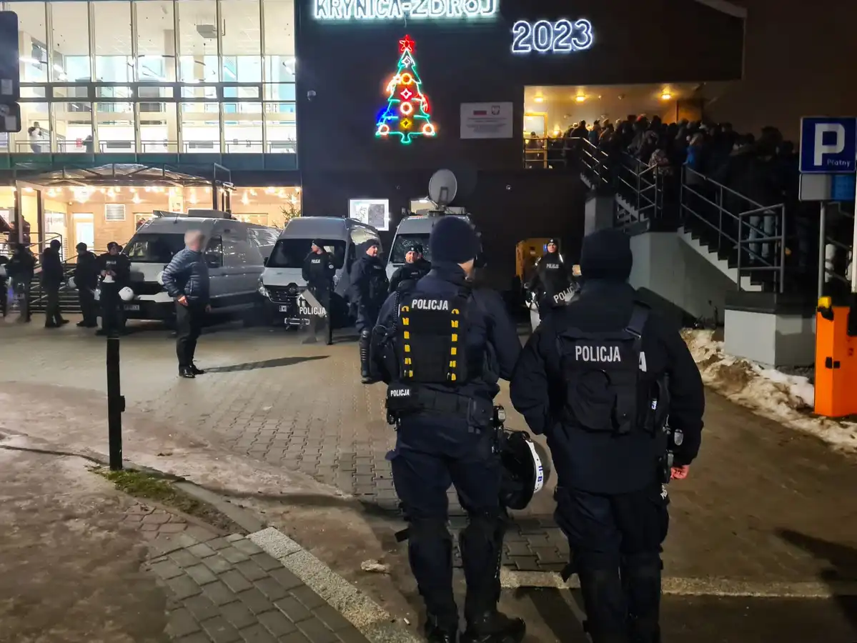 Policjanci dbali o bezpieczeństwo podczas turnieju hokejowego w Krynicy-Zdroju