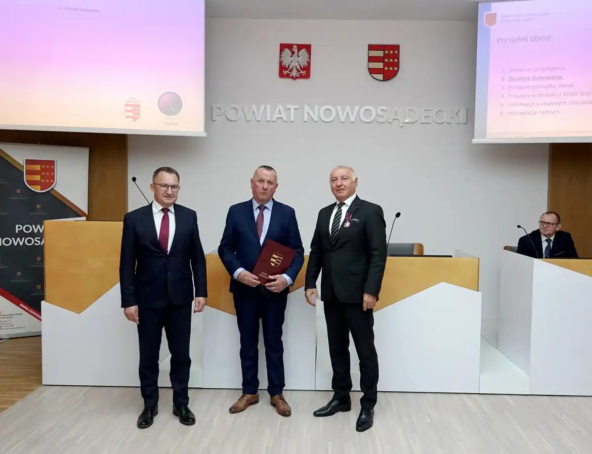 Sesja Rady Powiatu Nowosądeckiego: nowy radny złożył ślubowanie