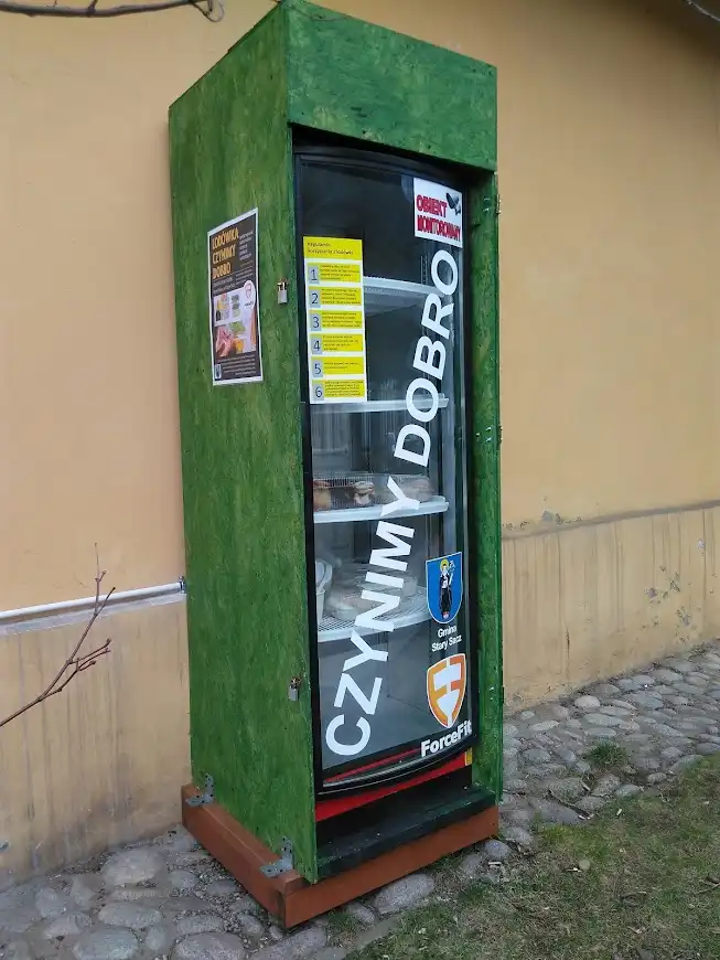 Masz w domu nadwyżki żywności? Przynieś je do „Lodówki – Czynimy dobro”.