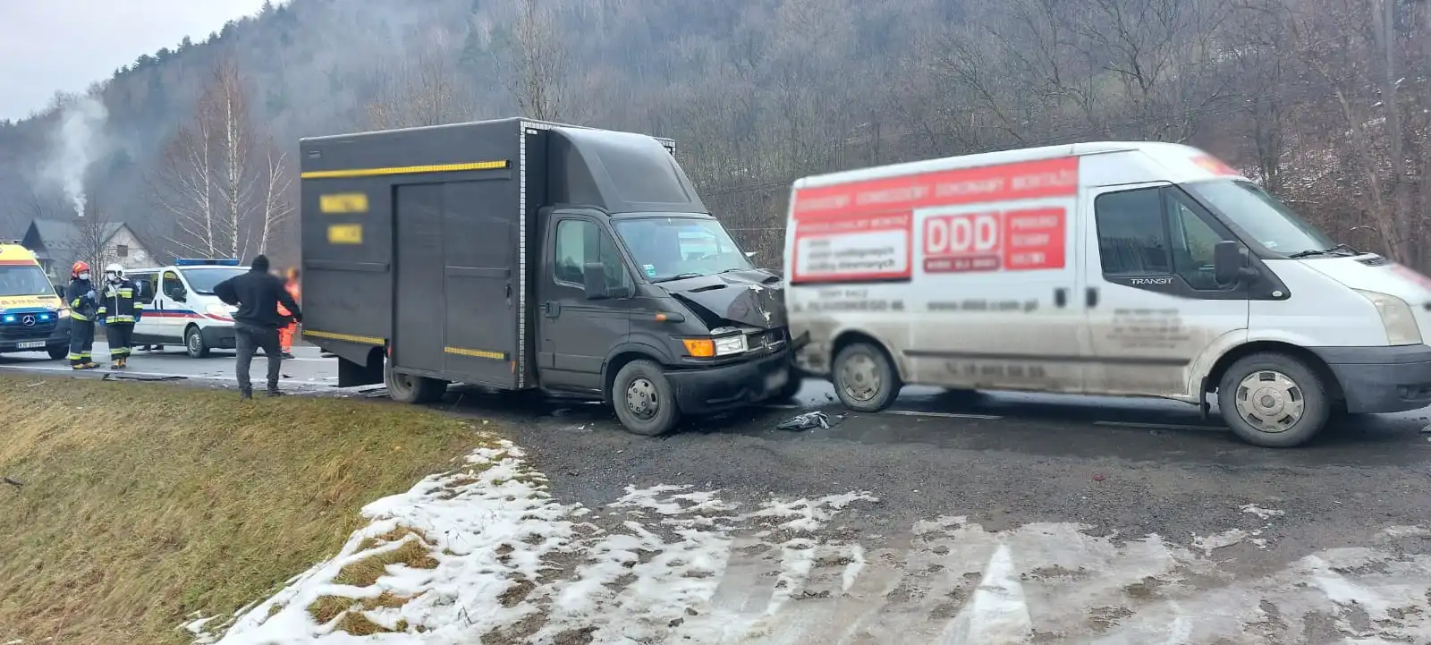 Wypadek we Frycowej. Zderzenie czterech pojazdów, w tym karetki