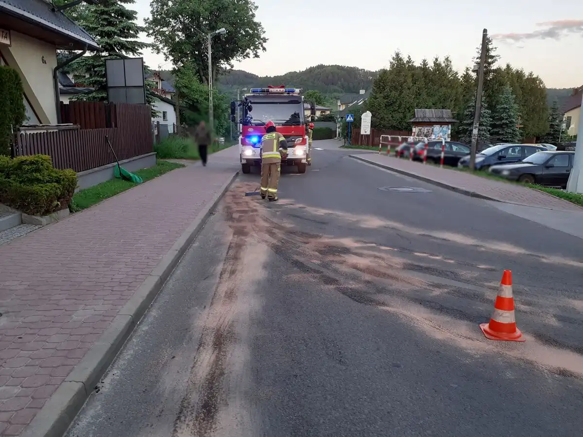 Zderzenie samochodu i motocykla na ul. Czarny Potok w Krynicy-Zdroju