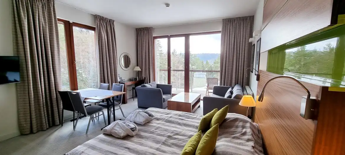Młodzież Technikum hotelarskiego ZSP w Krynicy-Zdroju uczy się zawodu. W szkole ma do dyspozycji pokój hotelowy i recepcje