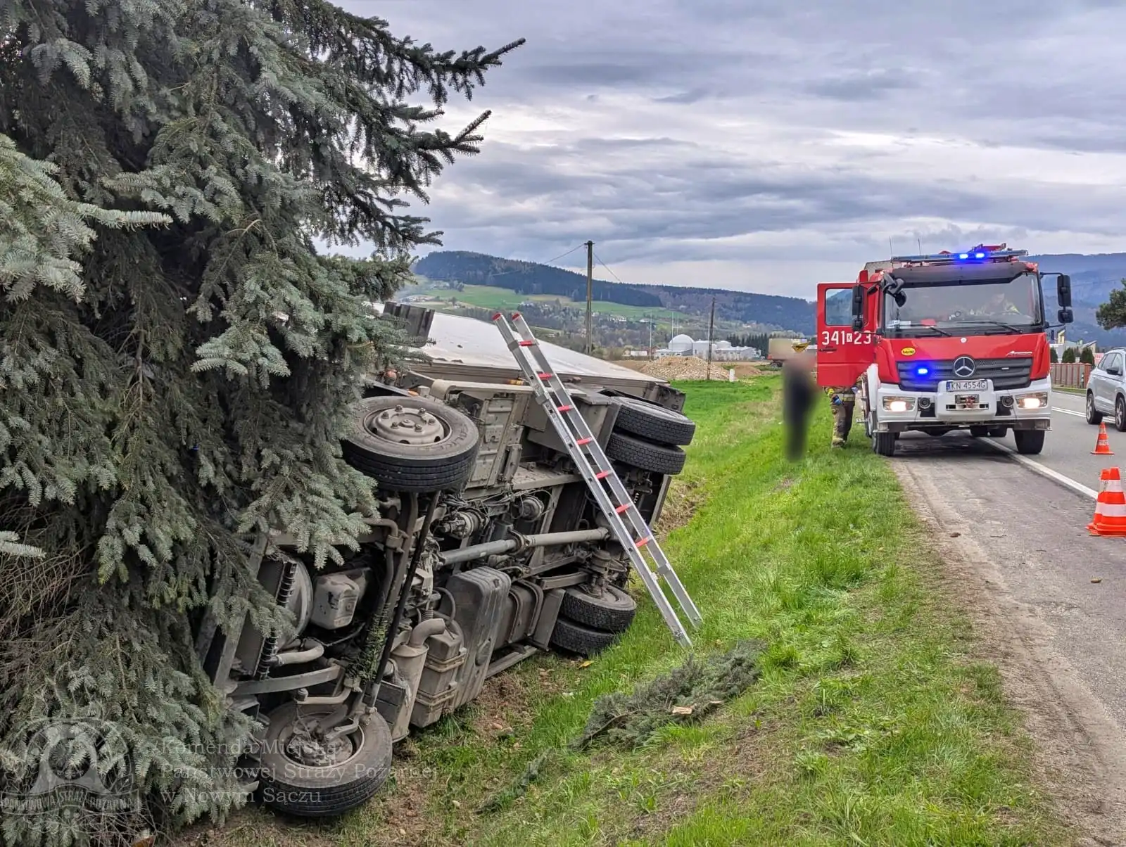 Łososina Dolna: Ciężarówka uderzyła w drzewo i wpadła do rowu
