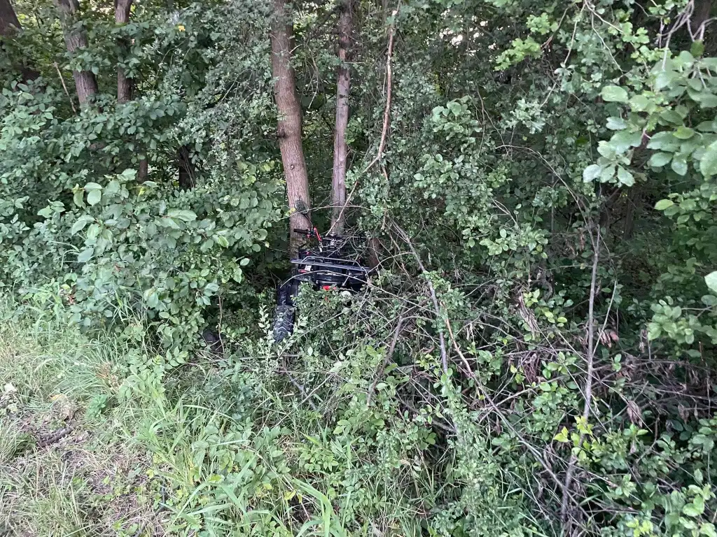 Wypadek w Czerńcu. Quad uderzył w drzewo. Jedna osoba trafiła do szpitala