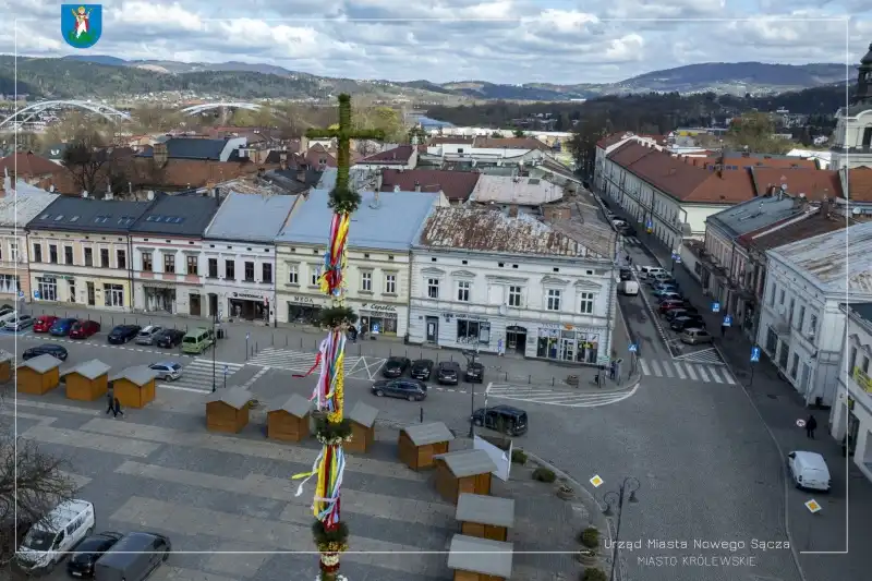 Wielkanocna tradycja w Nowym Sączu. Gigantyczna palma ozdobiła rynek