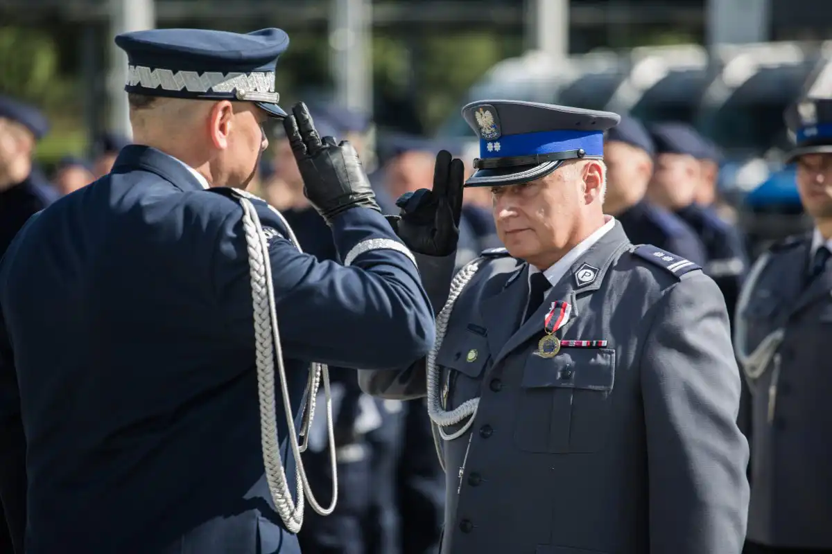 Zasłużeni sądeccy policjanci wyróżnieni. Burmistrz Starego Sącza Jacek Lelek z Medalem za Zasługi dla Policji