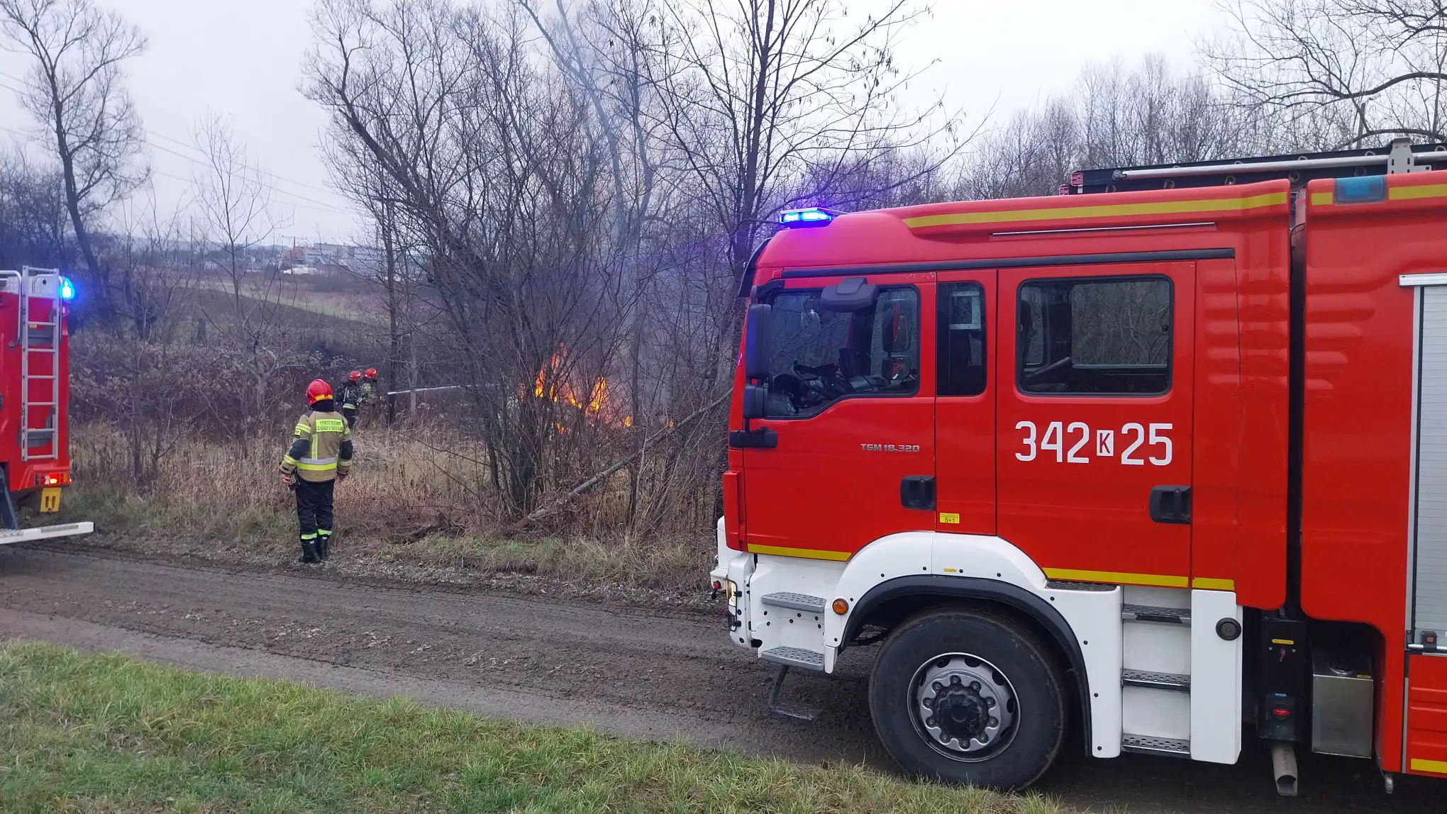 Dym i płomienie w Nowym Sączu. Strażacy w akcji na Elektrodowej