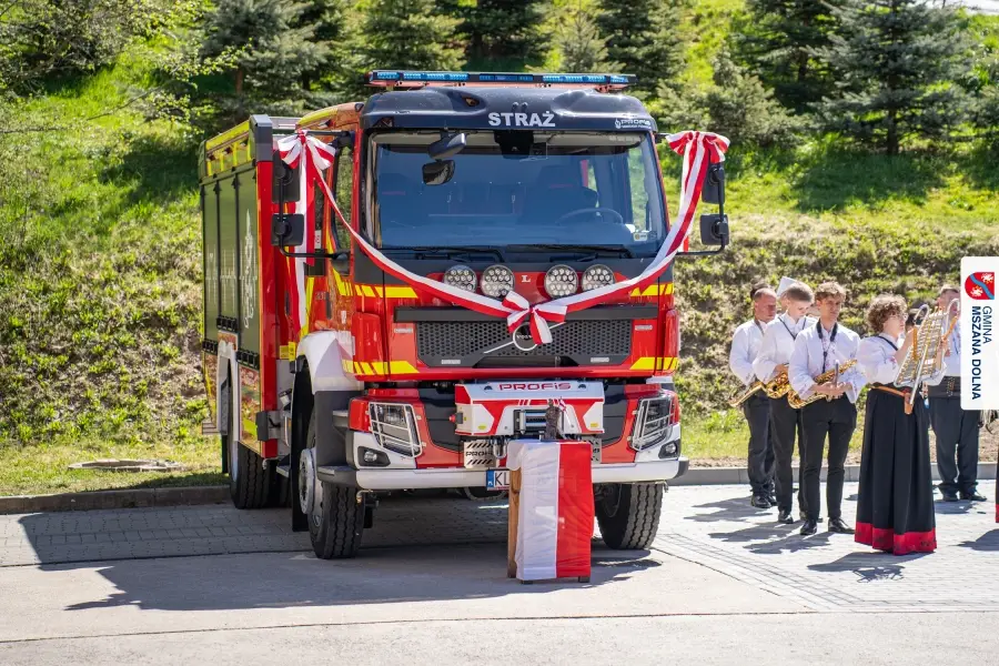 Historyczna chwila dla Olszówki. Nowoczesne Volvo zasiliło flotę miejscowej OSP
