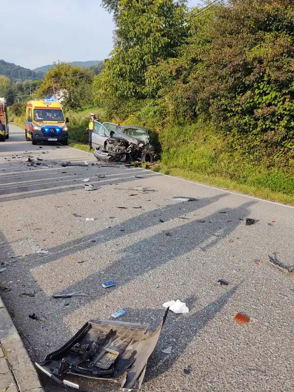Wypadek w Tęgoborzy. Autokar zderzył się z osobówką. Dziecko trafiło do szpitala
