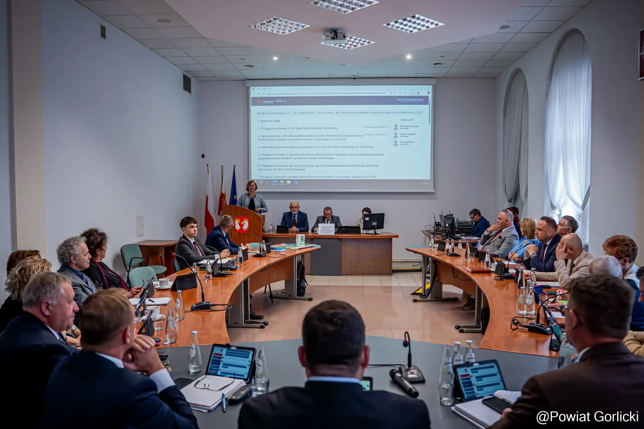 XV sesja Rady Powiatu Gorlickiego. Od ochrony środowiska po zmiany w budżecie