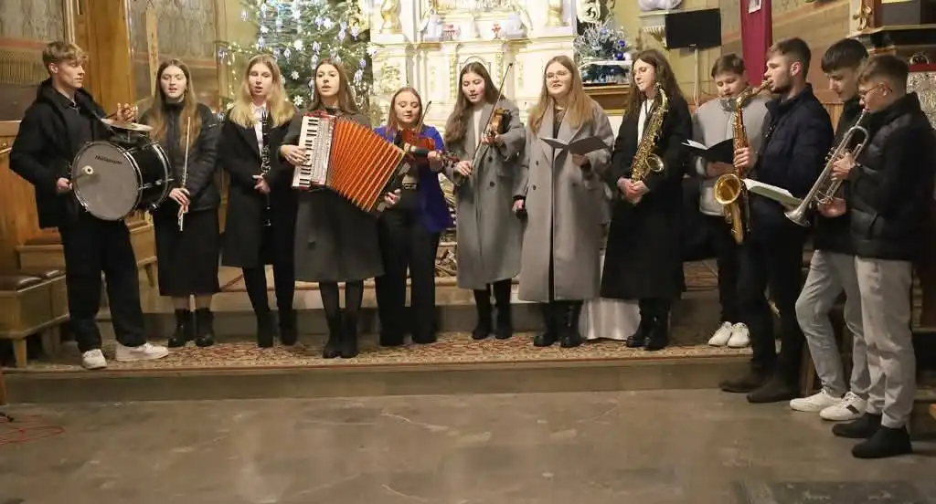 Parafialny Przegląd Kolęd i Pastorałek w Pisarzowej. Świętowanie tradycji i talentów