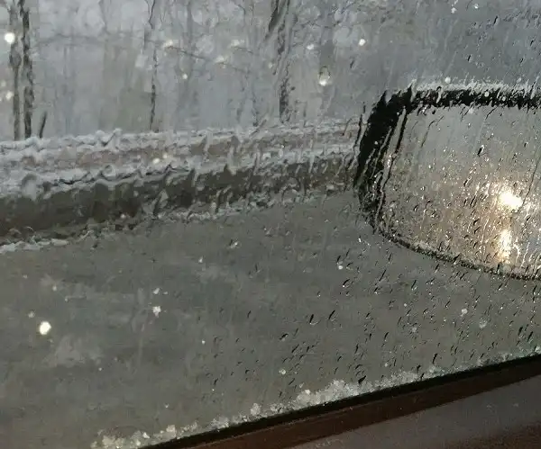 Opady śniegu i marznącego deszczu, śliskie jezdnie i chodniki. Trudne warunki na drogach Sądecczyzny