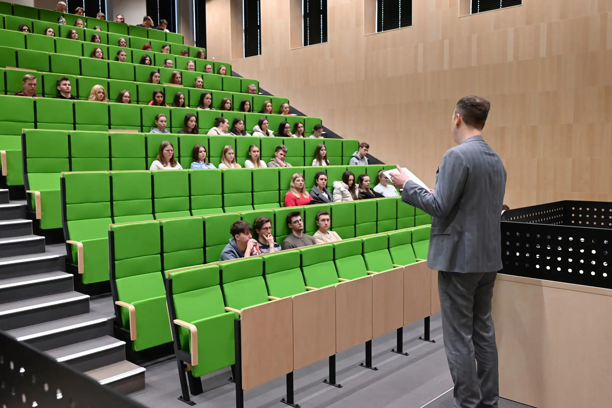 „Krok w Dorosłość”. Nikodem Zegzda inspiruje studentów ANS do rozwoju zawodowego i osobistego