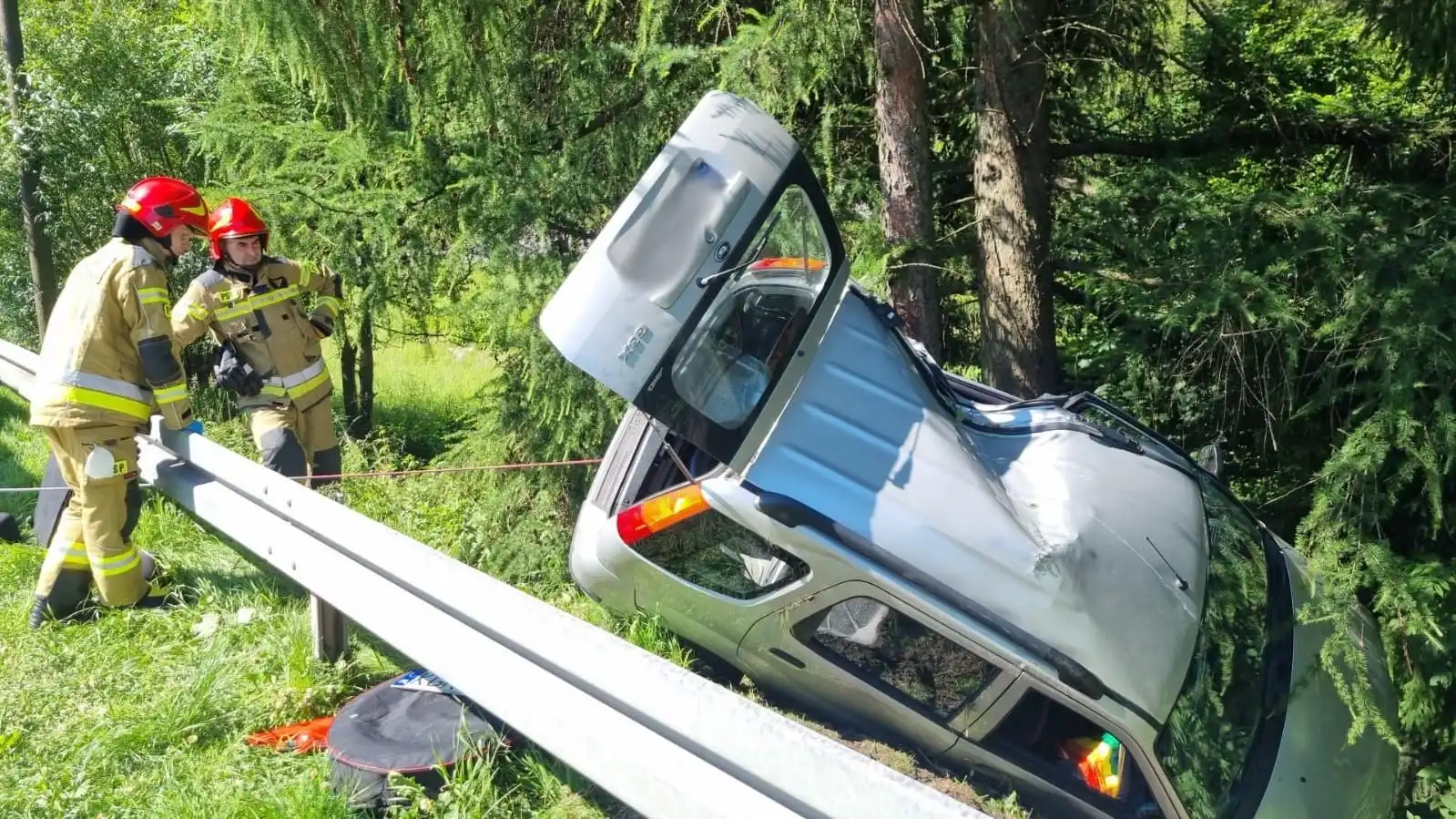Wypadek w Krynicy-Zdroju. Samochód osobowy wypadł z drogi