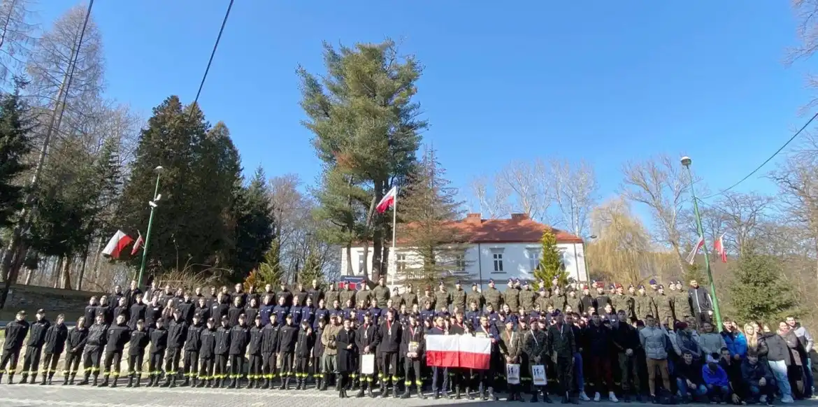 Uczniowie klas mundurowych z ZS w Marcinkowicach pobiegli „Tropem wilczym”