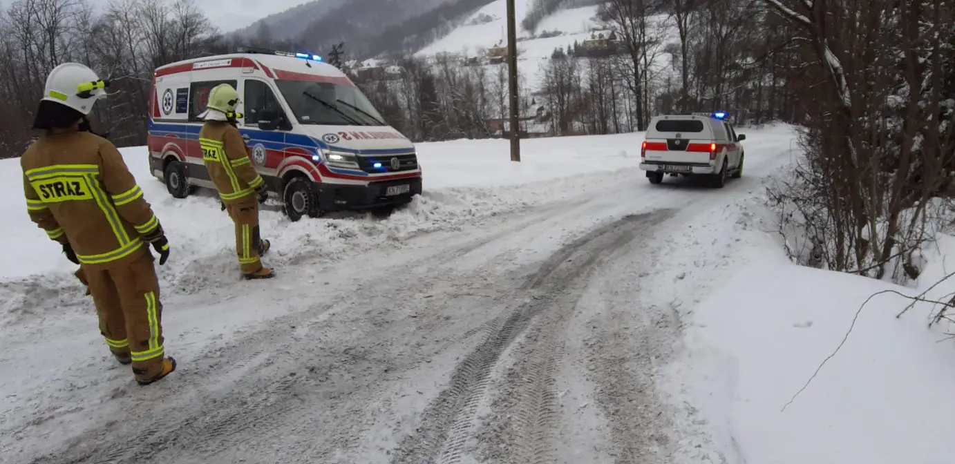 Strażacy pomagają Pogotowiu Ratunkowemu w dotarciu do osób potrzebujących pomocy