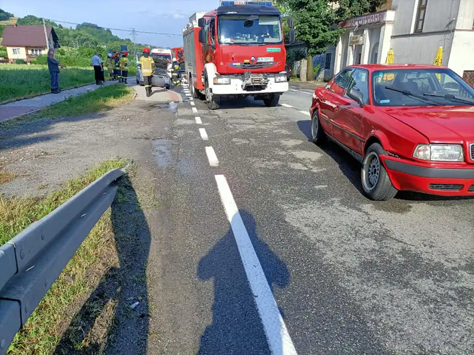 Kraksa na DK28 w Siołkowej. Zderzyły się trzy osobówki
