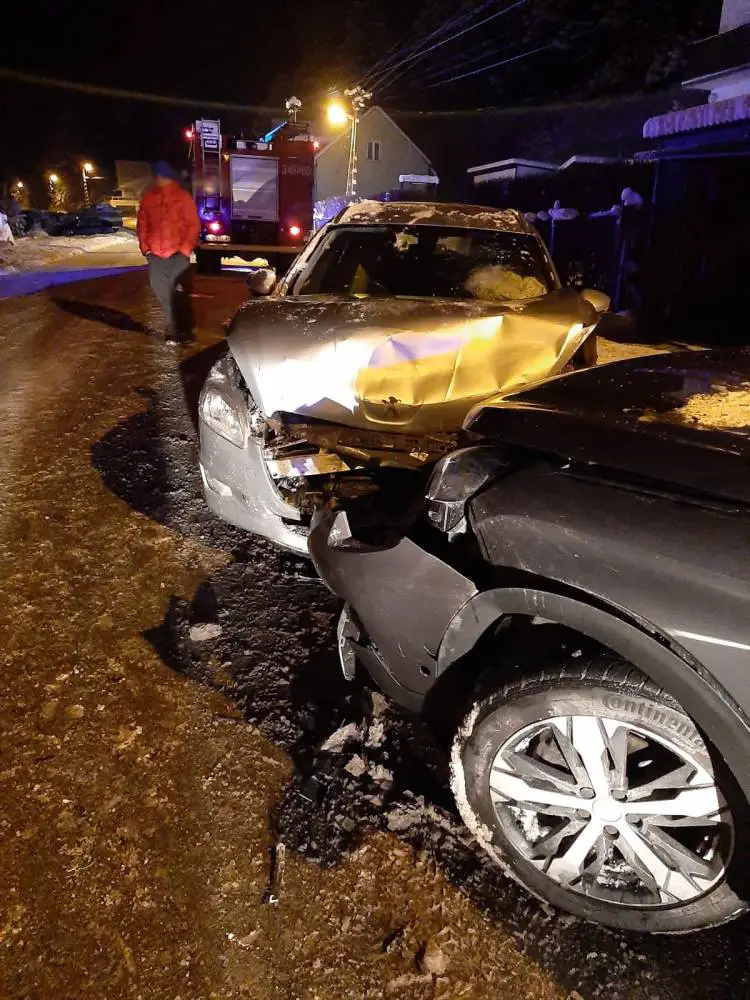 Czołowe zderzenie dwóch aut na ul. Szczawnickiej w Piwnicznej-Zdroju. Dwie osoby trafiły do szpitala