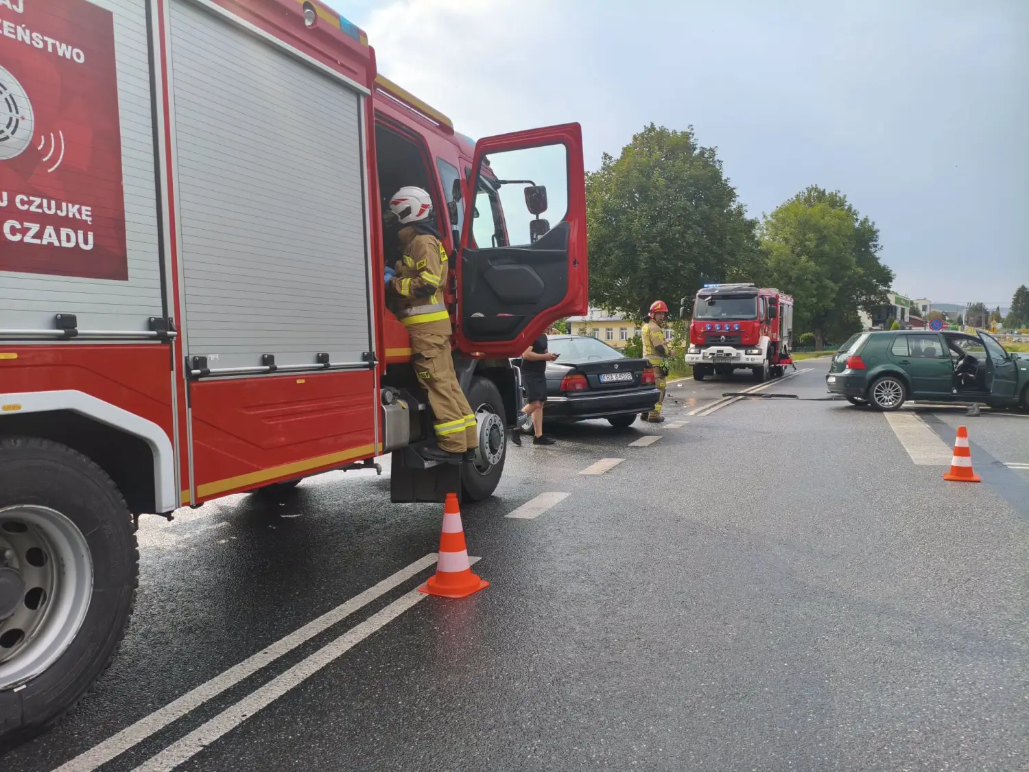 Brzezna. Zderzenie dwóch samochodów. Na miejscu pracowały służby ratunkowe