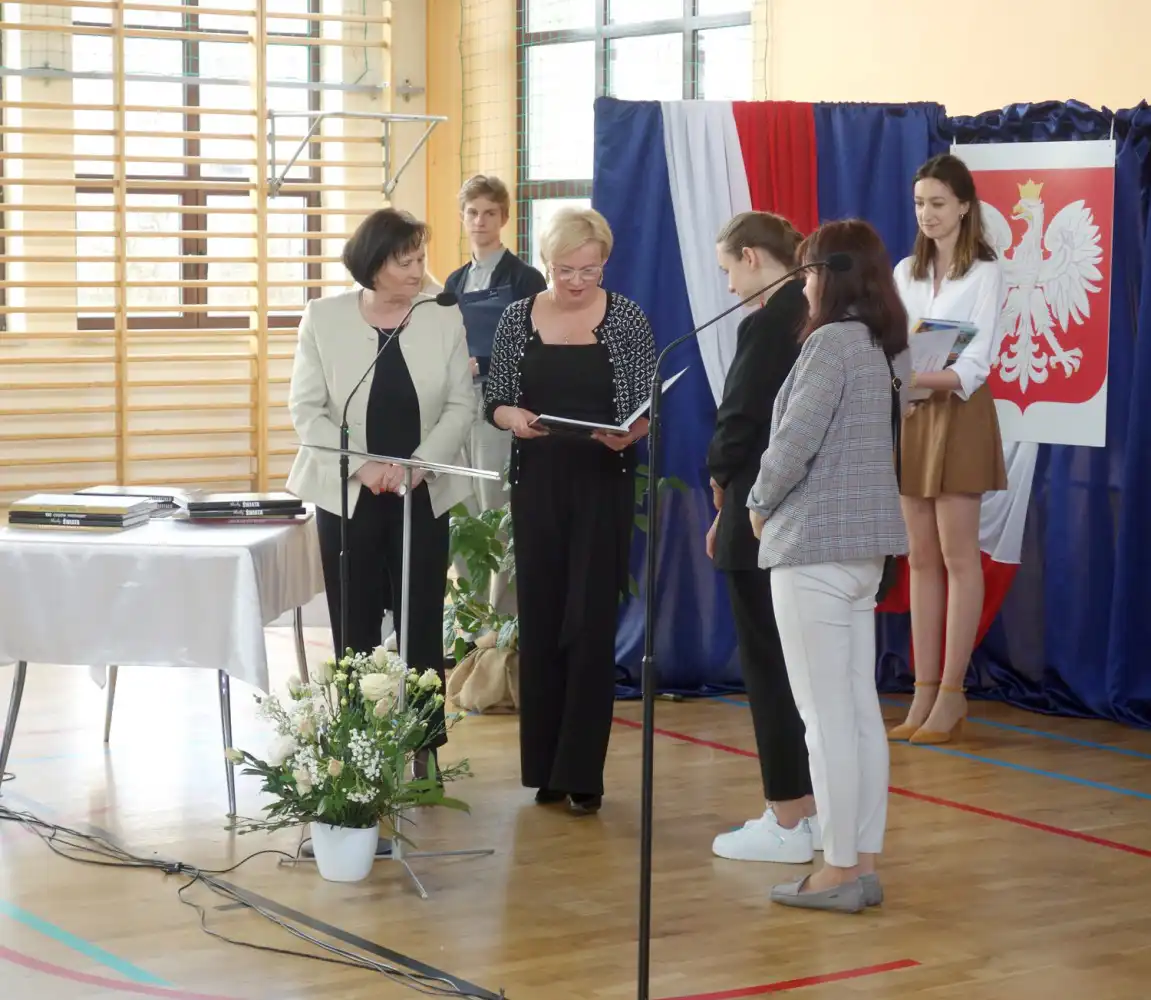 Absolwenci z ZSP w Krynicy-Zdroju z certyfikatami i indeksami na uczelnie wyższe