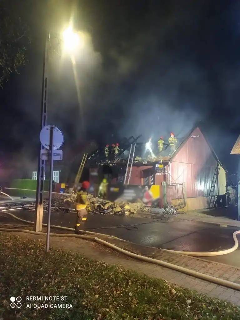 Pożar domu na ulicy Szarych Szeregów w Nowym Sączu. Ogień strawił cały dach i poddasze budynku