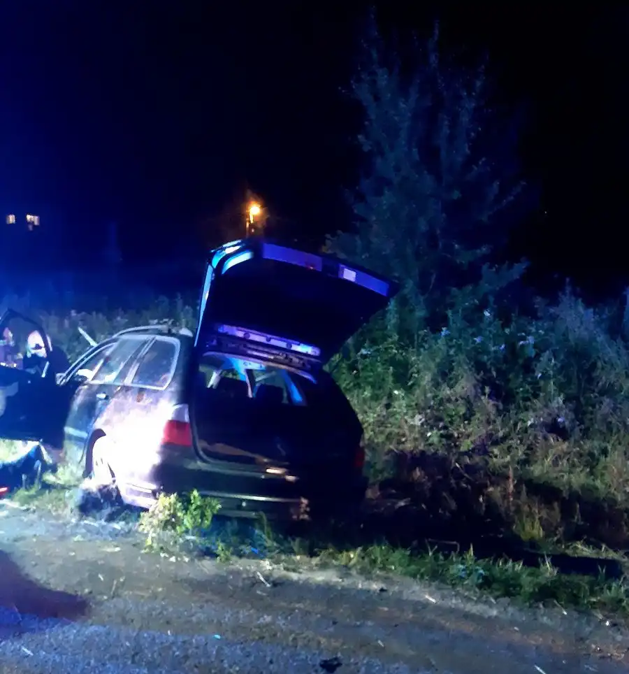 W Muszynie osobówka wypadła z drogi. 3 osoby poszkodowane
