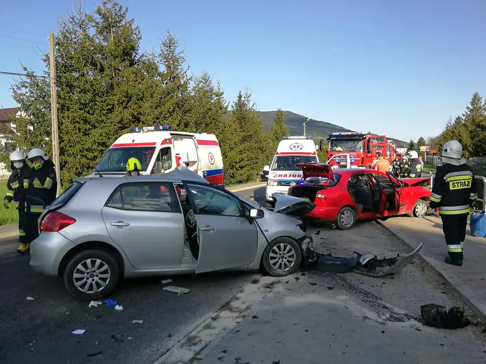 Wypadek w Kasince Małej. Trzy osoby poszkodowane