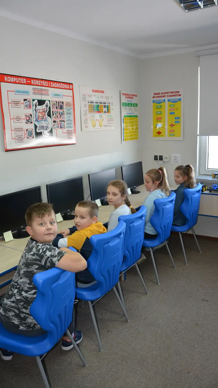 W szkołach w Chełmcu i Krasnym Potockim otwarto dwie nowe pracownie komputerowe