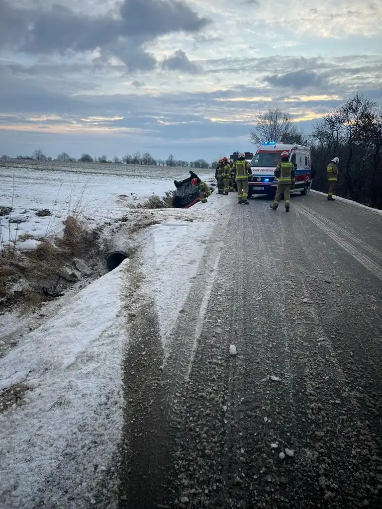 Wypadek w Mokrej Wsi. Dachowała osobówka. Dwie osoby poszkodowane