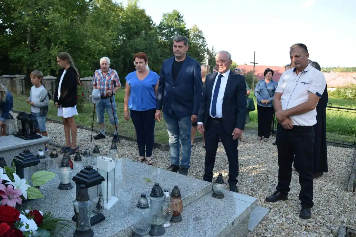 Skrzydlna i Porąbka pamiętają. Znicze i kwiaty dla ofiar okupanta