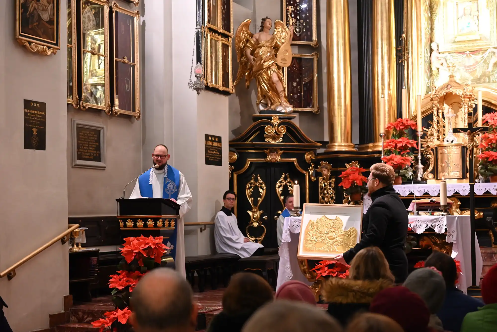 Rekonstrukcja płaskorzeźby sukni koronacyjnej Matki Bożej Tuchowskiej trafiła do Sanktuarium
