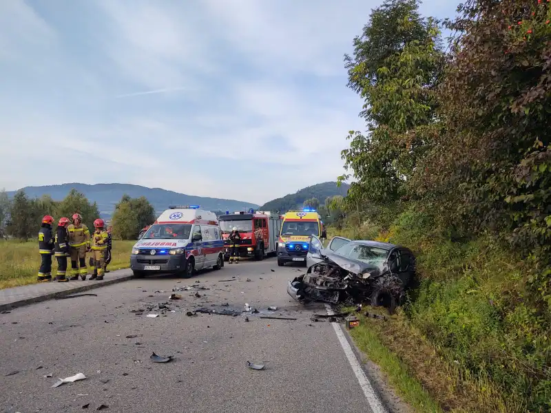 Wypadek w Tęgoborzy. Autokar zderzył się z osobówką. Dziecko trafiło do szpitala