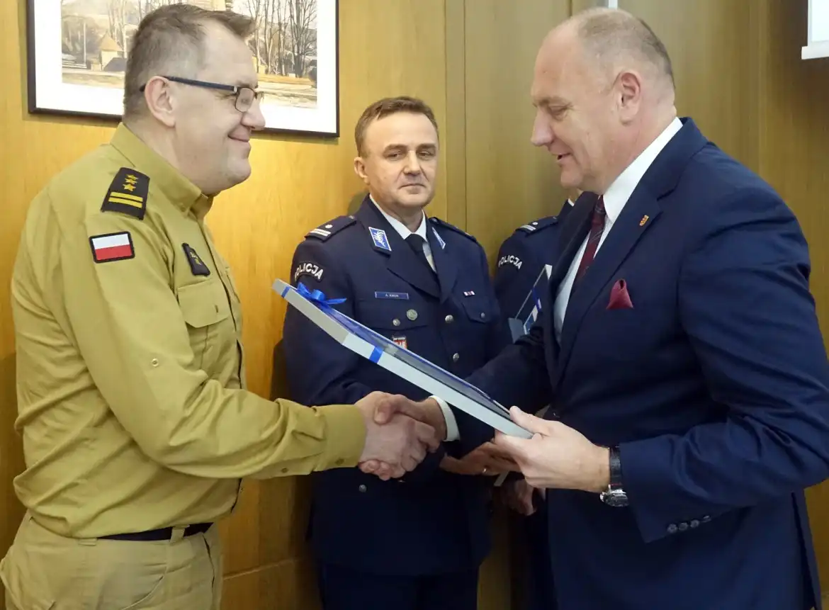 Pożegnanie z mundurem i gratulacje dla nowych liderów służb porządkowych w Nowym Sączu