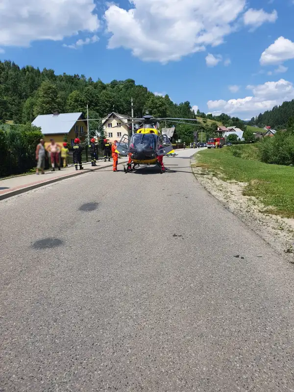 Wypadek w Miliku: Dwie osoby spadły z dachu na budowie. W akcji śmigłowiec LPR