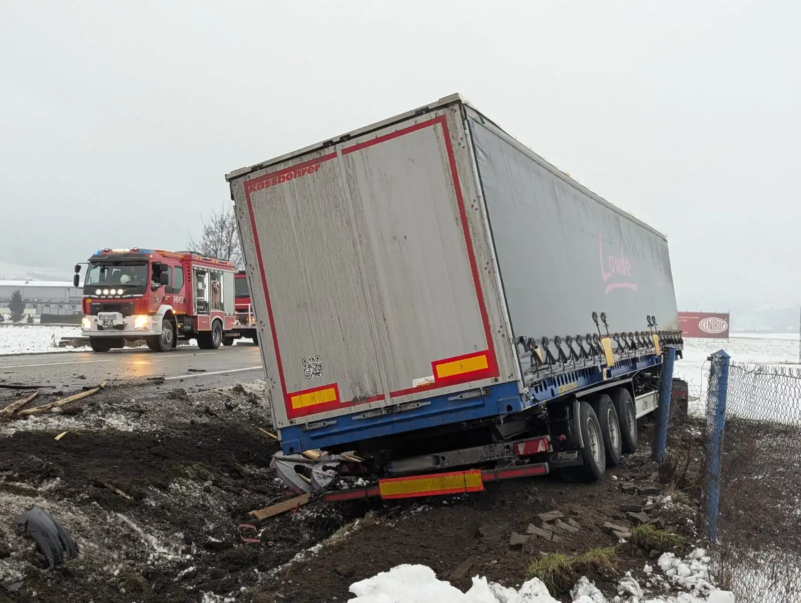 Tragiczny wypadek na DK75 w Łososinie Dolnej. Nie żyje kierowca osobówki