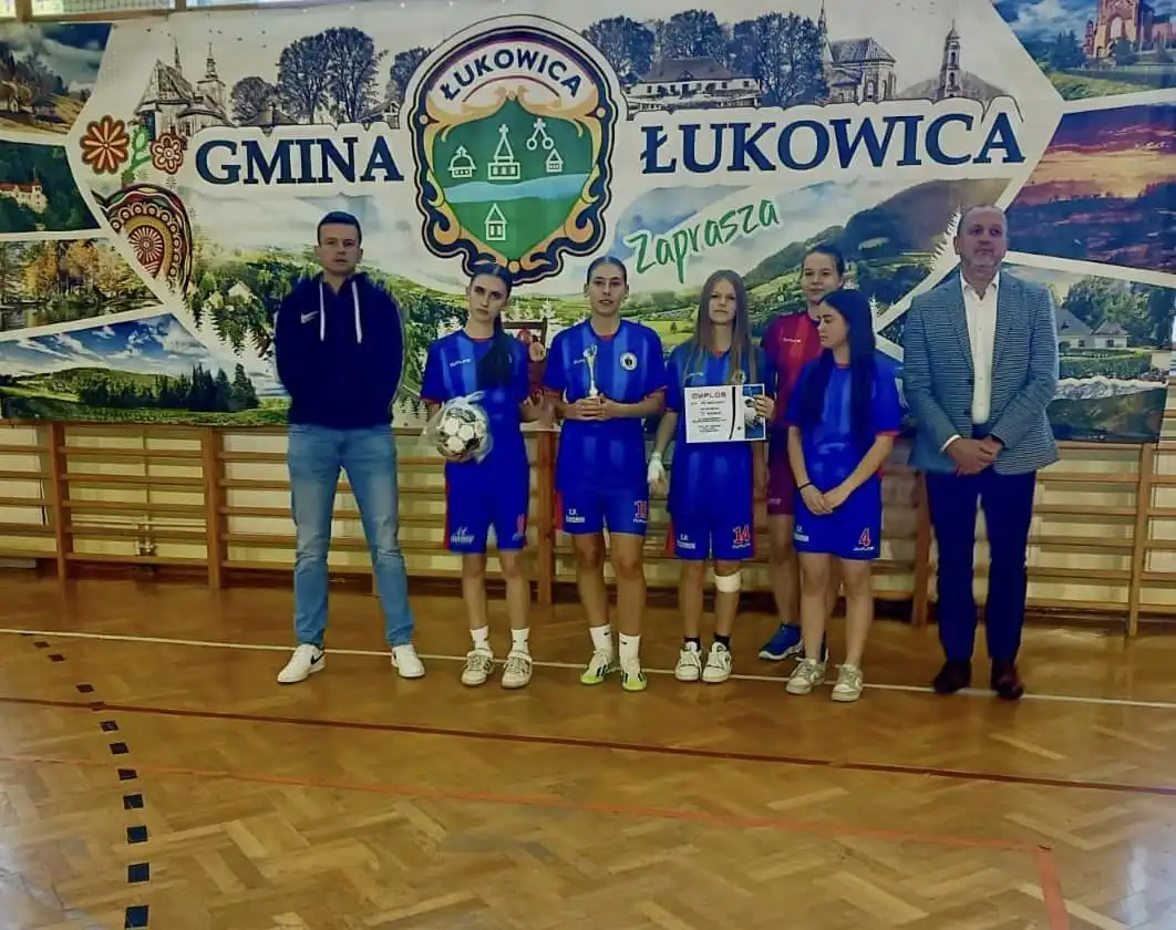Igrzyska Młodzieży Szkolnej. Triumf Stronia w Halowej Piłce Nożnej Dziewcząt