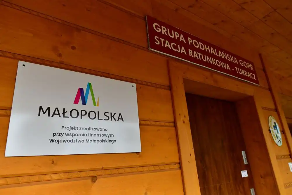 Na Turbaczu otwarto dyżurkę GOPR. Podczas wydarzenia wręczono promesy przedstawicielom ratownictwa górskiego z Małopolski