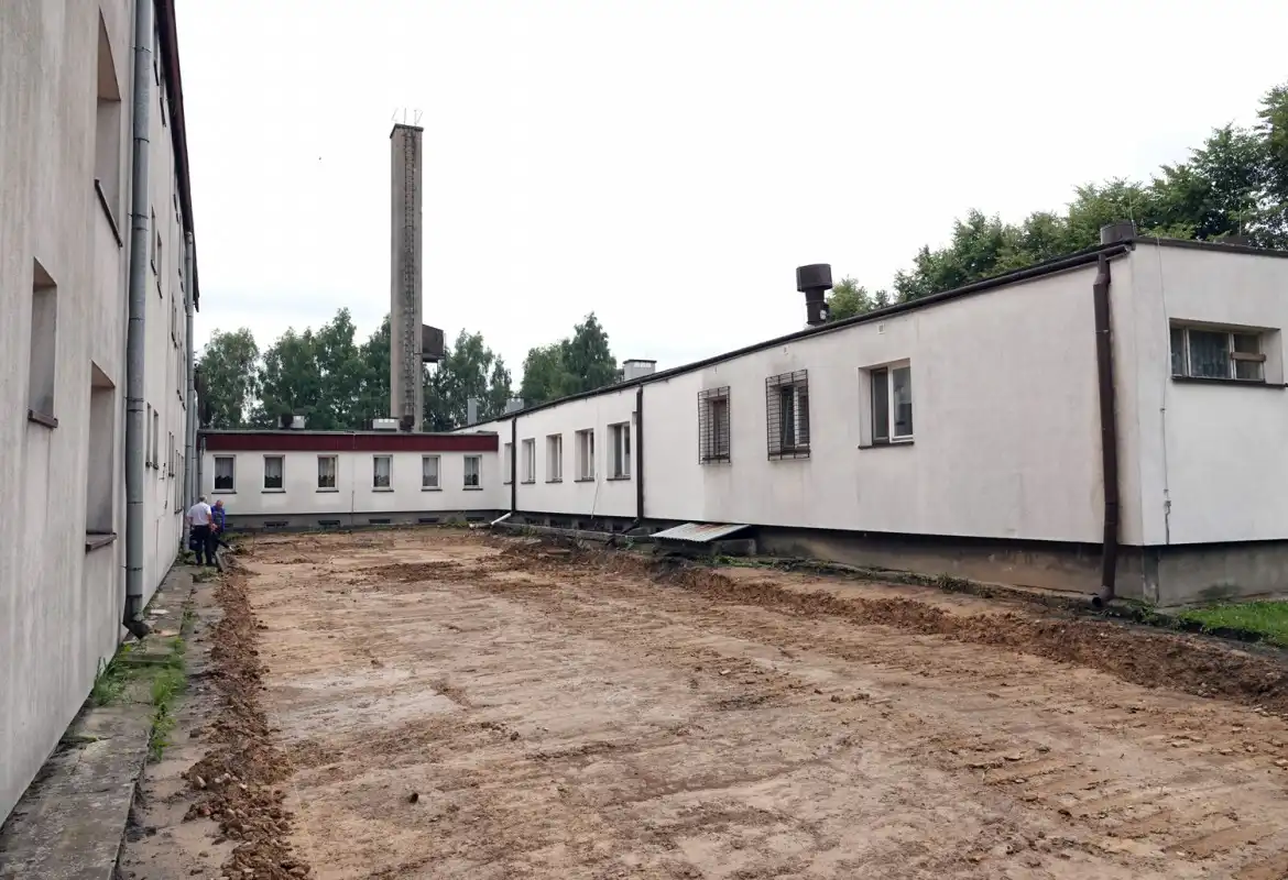 Trwają prace przy budowie bieżni, skoczni w dal i rzutni do pchnięcia kulą przy ZSP w Nawojowej