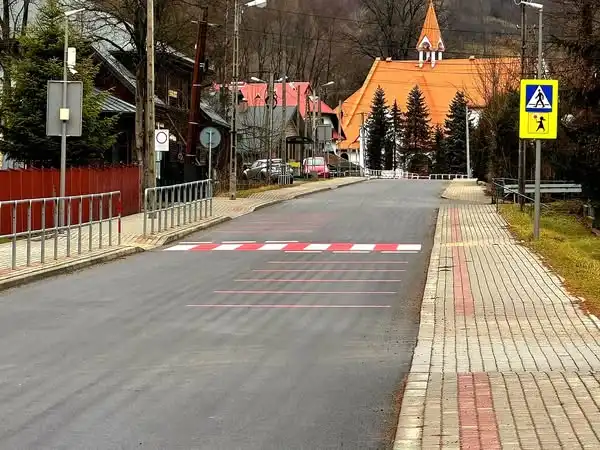 Droga w Łomnicy-Zdroju gotowa. Nowa nawierzchnia i chodniki