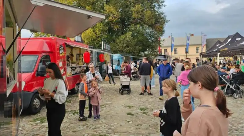 Żarciowozy w Starym Sączu. W dniach 26-28 kwietnia zlot food trucków w rynku