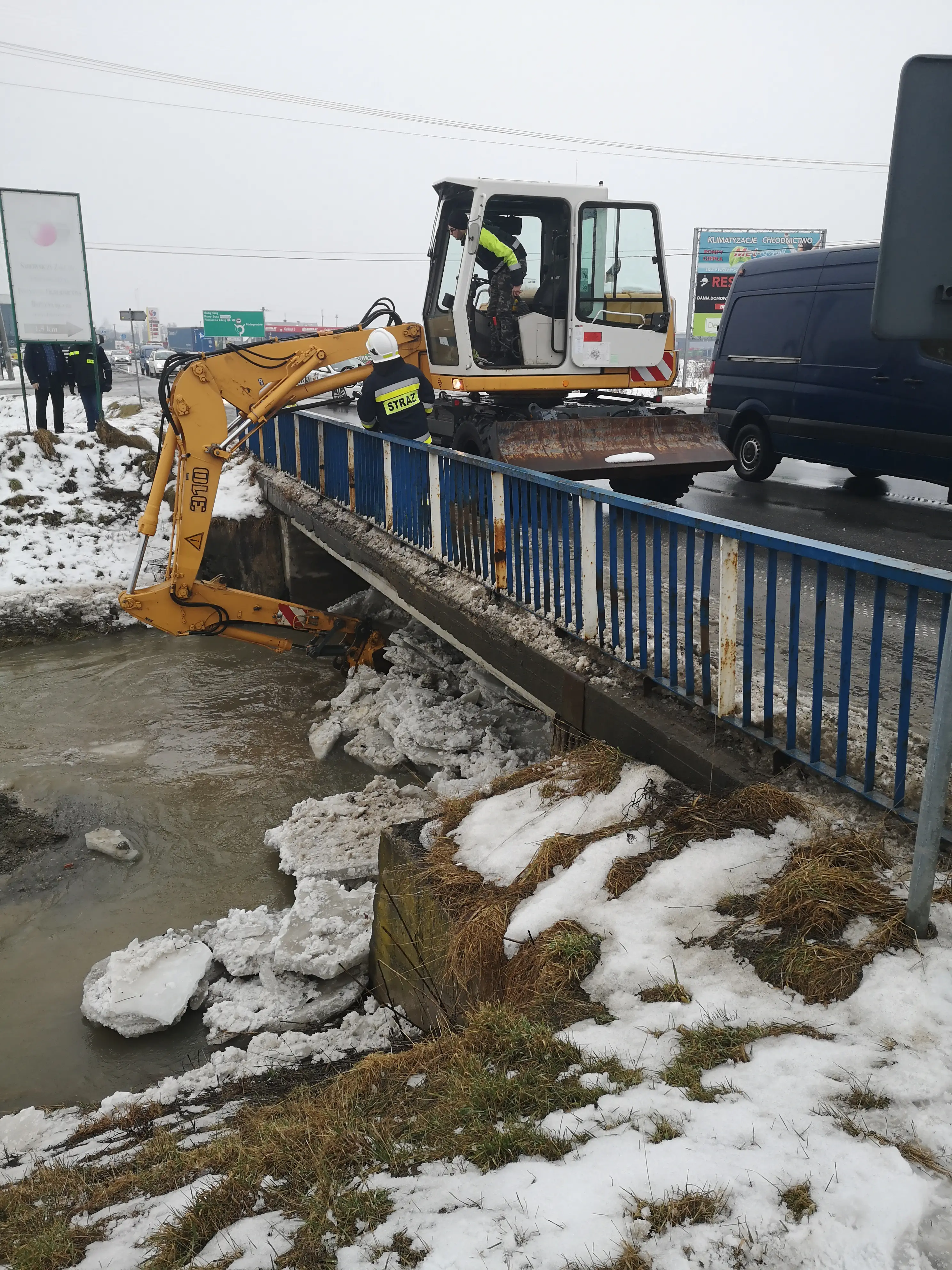 Brzezna: Spiętrzona kra zagrażała mostowi i drodze powiatowej