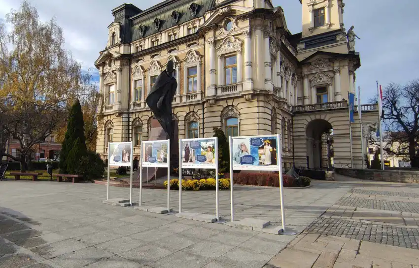 Wystawa plenerowa "Gdybym przeniósł się na karty ksiąg" na nowosądeckim rynku