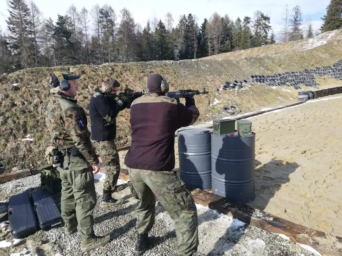 Uczniowie klasy wojskowej z ZS w Marcinkowicach doskonalili umiejętności strzelając z AK47