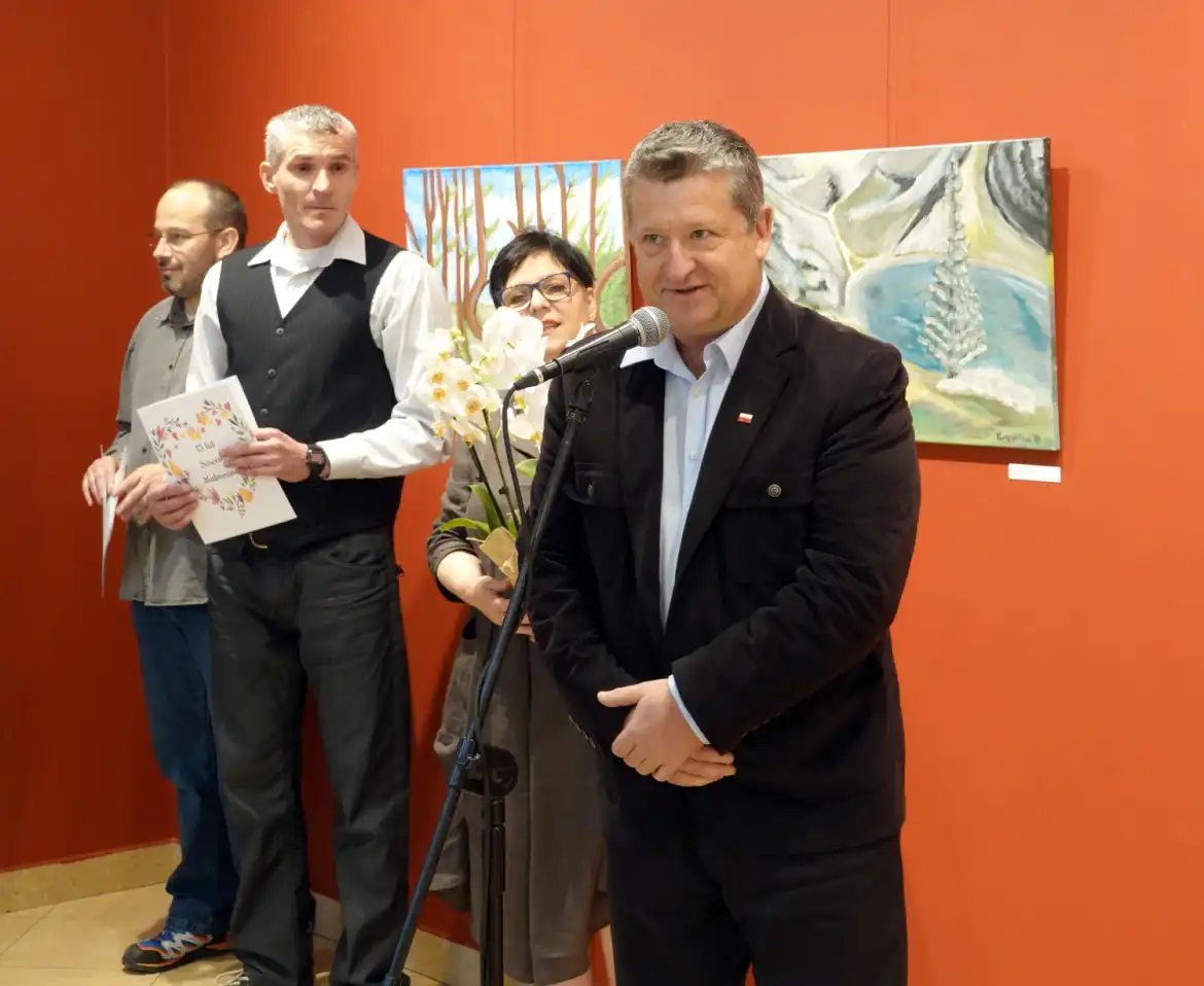 W Galerii Sztuki MCK Sokół odbył się wernisaż prac uczestników Powiatowego Ośrodka Wsparcia w Muszynie
