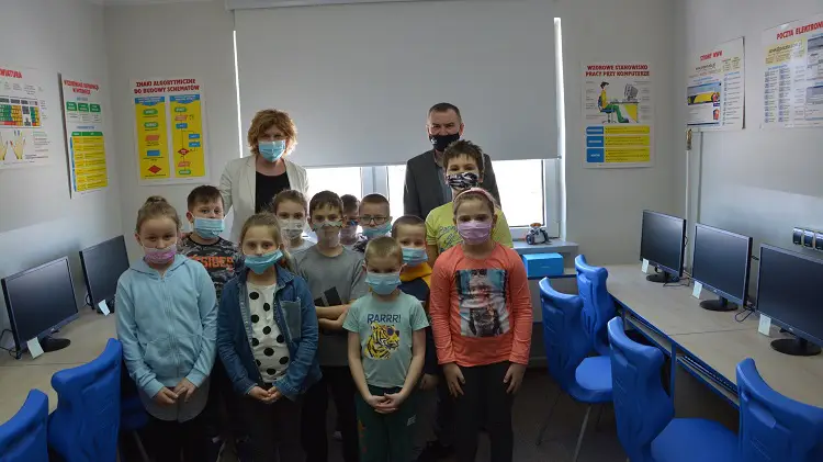 W szkołach w Chełmcu i Krasnym Potockim otwarto dwie nowe pracownie komputerowe