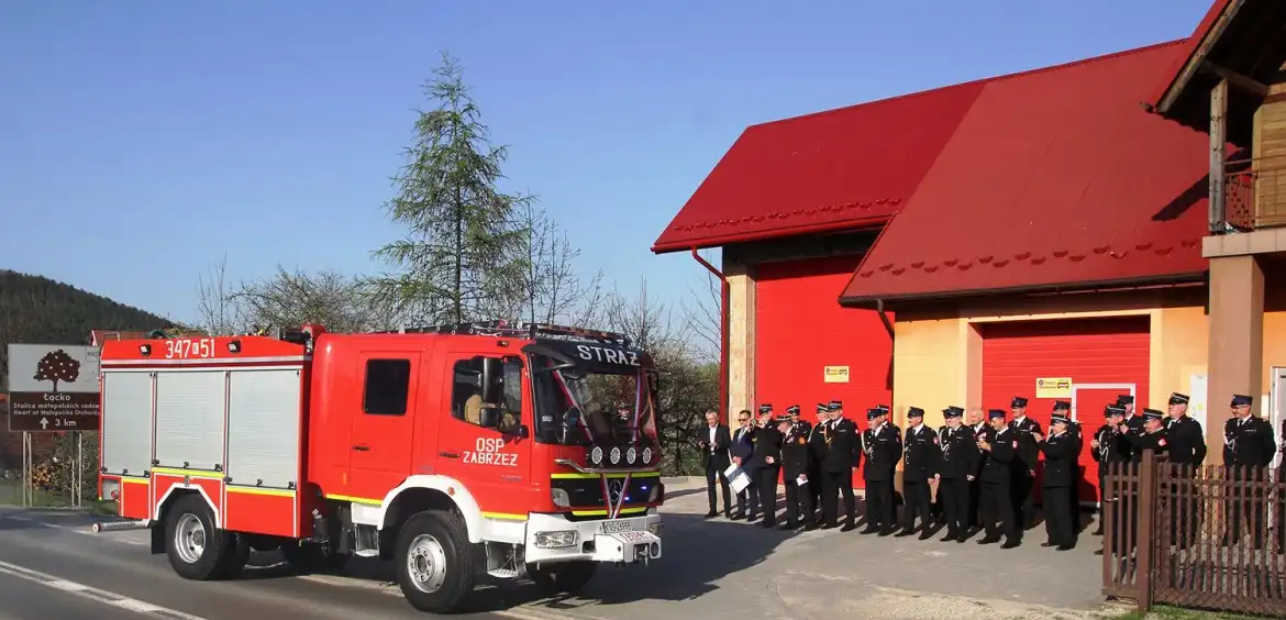 Ochotnicy z Zabrzeży z wozem strażackim i promesą od starosty