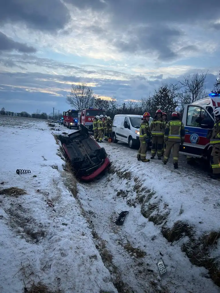 Wypadek w Mokrej Wsi. Dachowała osobówka. Dwie osoby poszkodowane