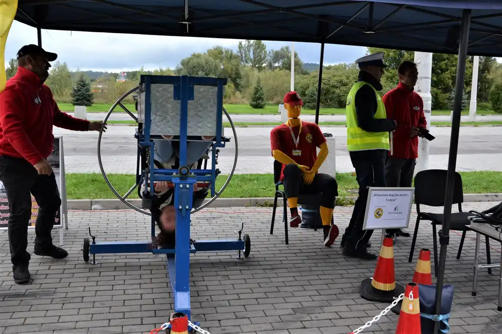 ROADPOL Safety Days z sądecką drogówką. Był symulator dachowania i alkogogle