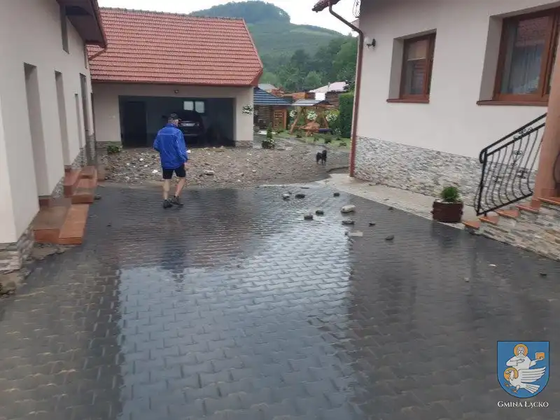 Kolejna powódź na Sądecczyźnie. Uszkodzone drogi, podtopione domy