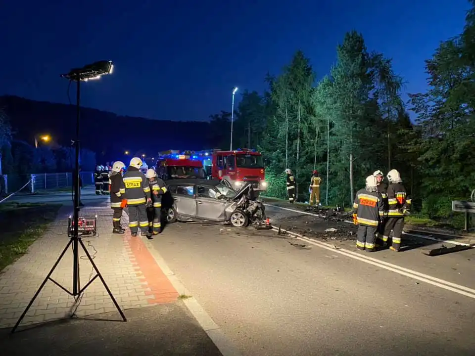 Czołowe zderzenie na DW969 w Zabrzeży. Trzy osoby ranne